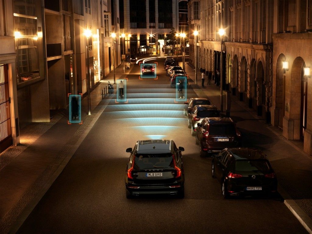 150050_The_all_new_Volvo_XC90_City_Safety_in_darkness