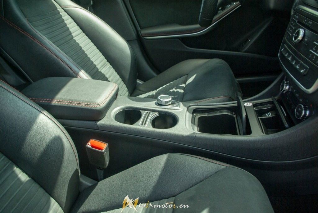 Mercedes Benz CLA Shooting Brake 220CDI Passo dello Stelvio 30 interior interiér