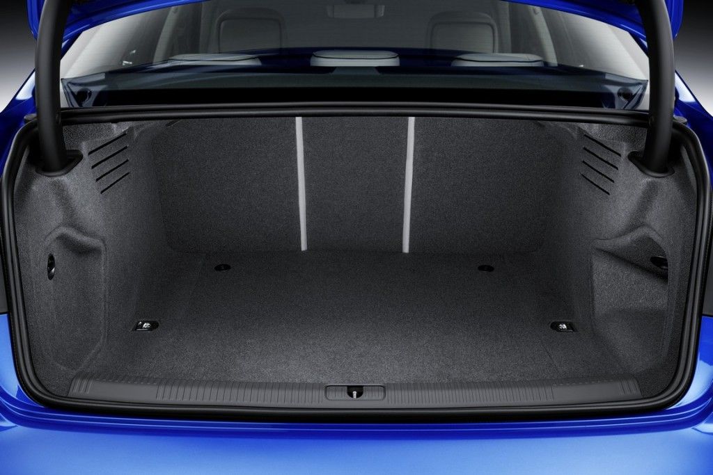 Luggage compartment, Colour: in crystal effect paint finish Ara Blue