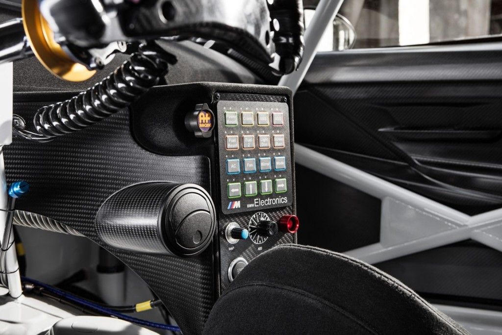 BMW M6 GT3 interiér interior electronics elektronika ovládače
