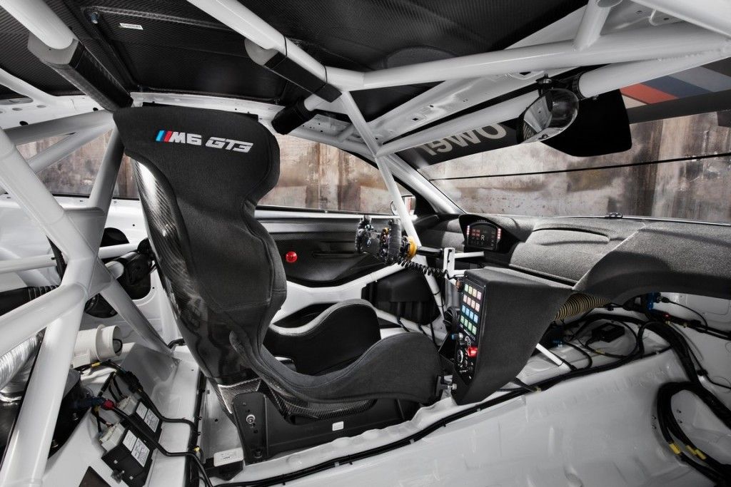 BMW M6 GT3 interiér interior sedačka seat