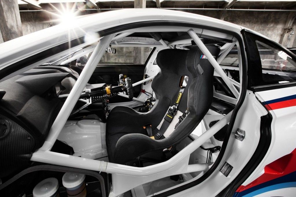 BMW M6 GT3 interiér interior sedačka seat (2)