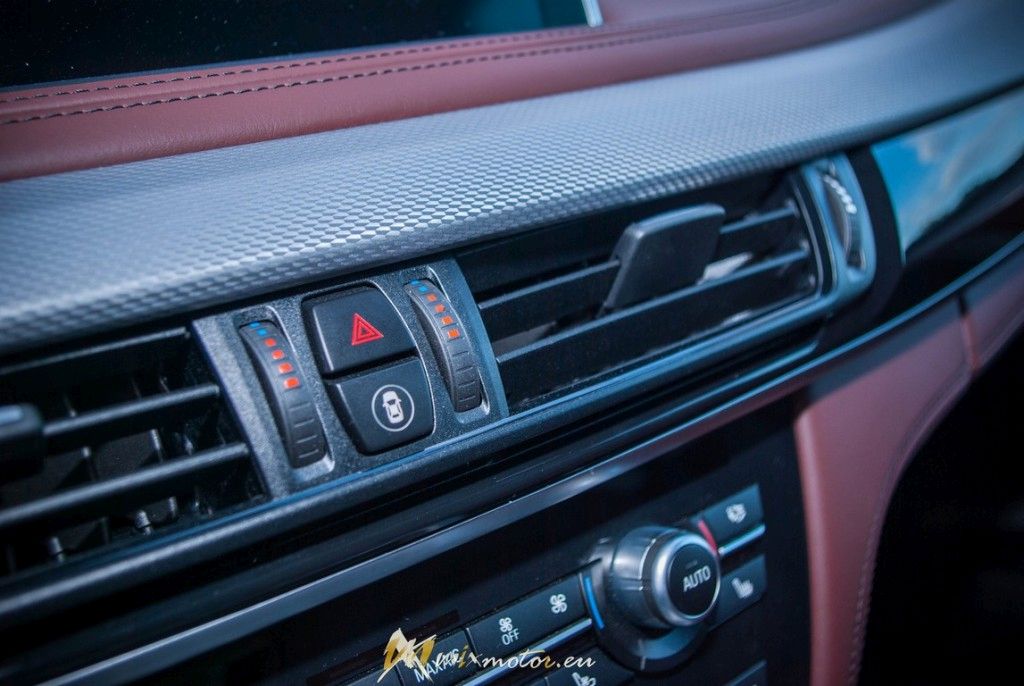 BMW X5 M50d interior interiér