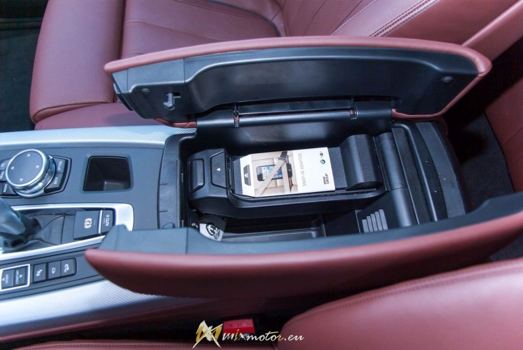 BMW X5 M50d interior interiér lakťová opierka