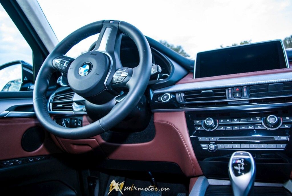 BMW X5 M50d interior interiér prístrojovka prístrojová doska dashboard volant