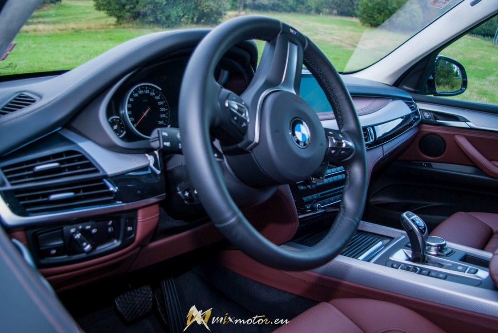 BMW X5 M50d interior interiér prístrojovka prístrojová doska dashboard volant steering wheel (2)