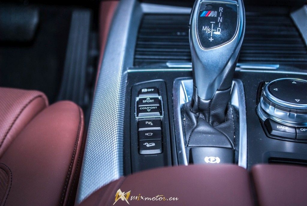 BMW X5 M50d interior interiér radiaca páka automat stig