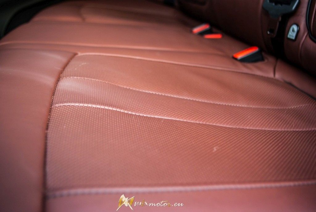 BMW X5 M50d interior interiér sedačky seats behind rear lether koža (3)