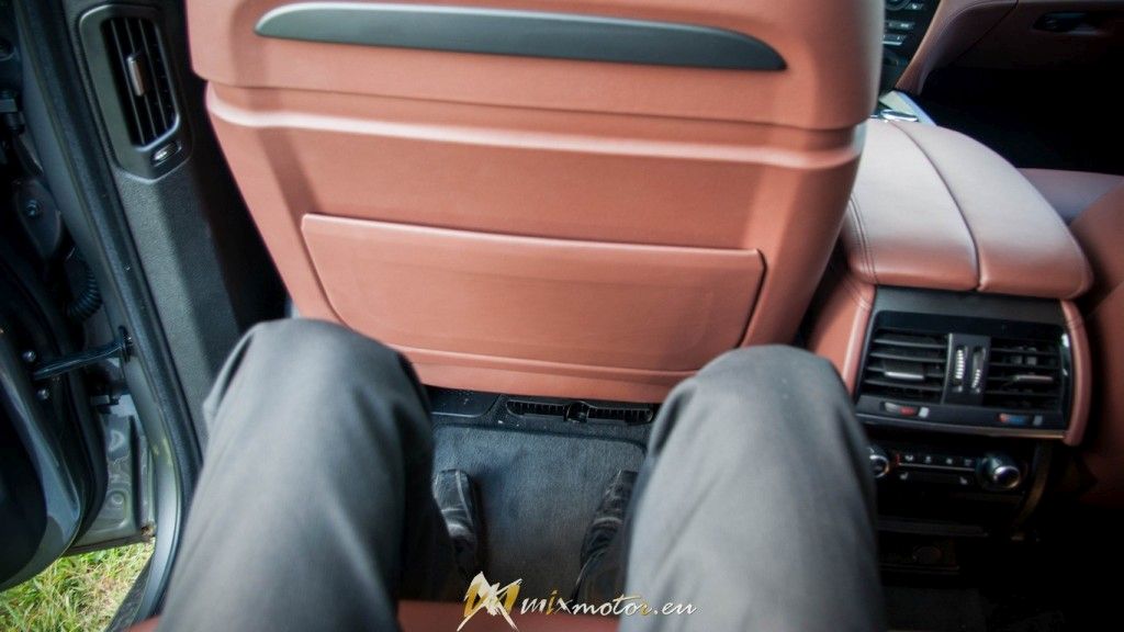 BMW X5 M50d interior interiér sedačky seats behind rear lether koža (4)