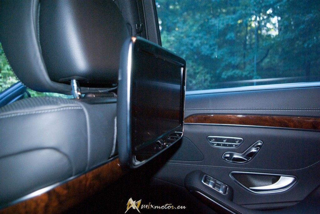 Mercedes-Benz S500 sedan limusine long 4matic interior interiér tablet rear zadný monitor