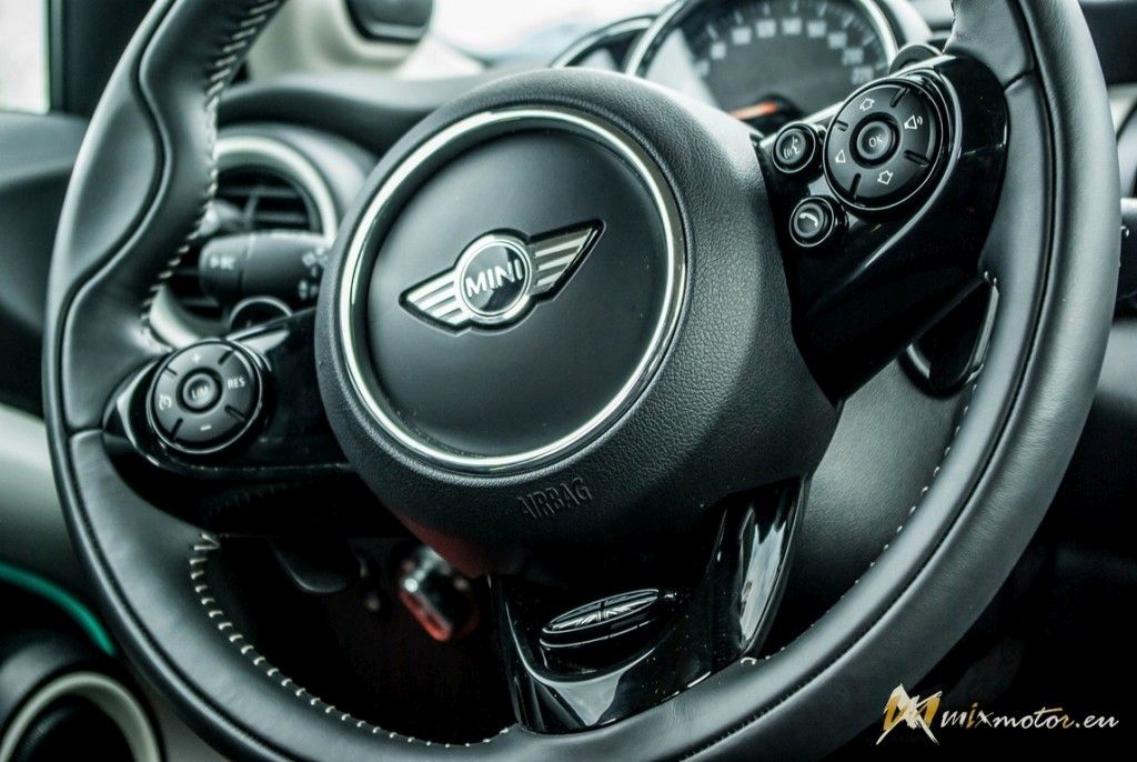 MINI Cooper S interiér interior gauges budíky prístrojovka volant radiaca páka shift stig sedačka seat (10)
