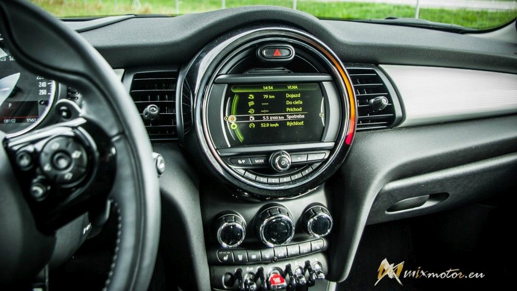MINI Cooper S interiér interior gauges budíky prístrojovka volant radiaca páka shift stig sedačka seat