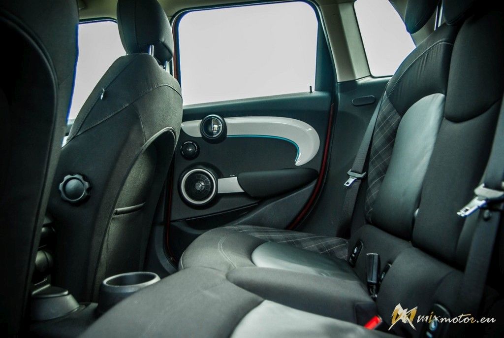 MINI Cooper S interiér interior gauges budíky prístrojovka volant radiaca páka shift stig sedačka seat (12)