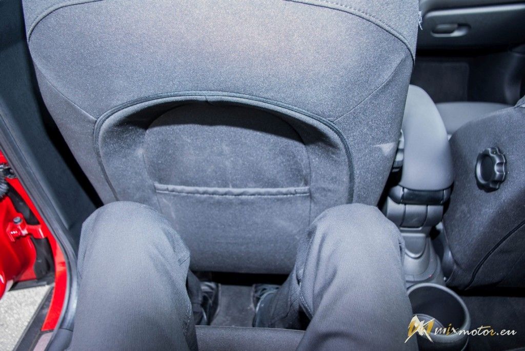 MINI Cooper S interiér interior gauges budíky prístrojovka volant radiaca páka shift stig sedačka seat (13)