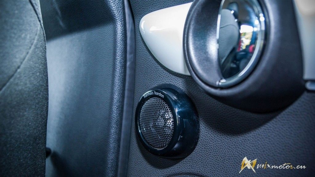 MINI Cooper S interiér interior gauges budíky prístrojovka volant radiaca páka shift stig sedačka seat (14)