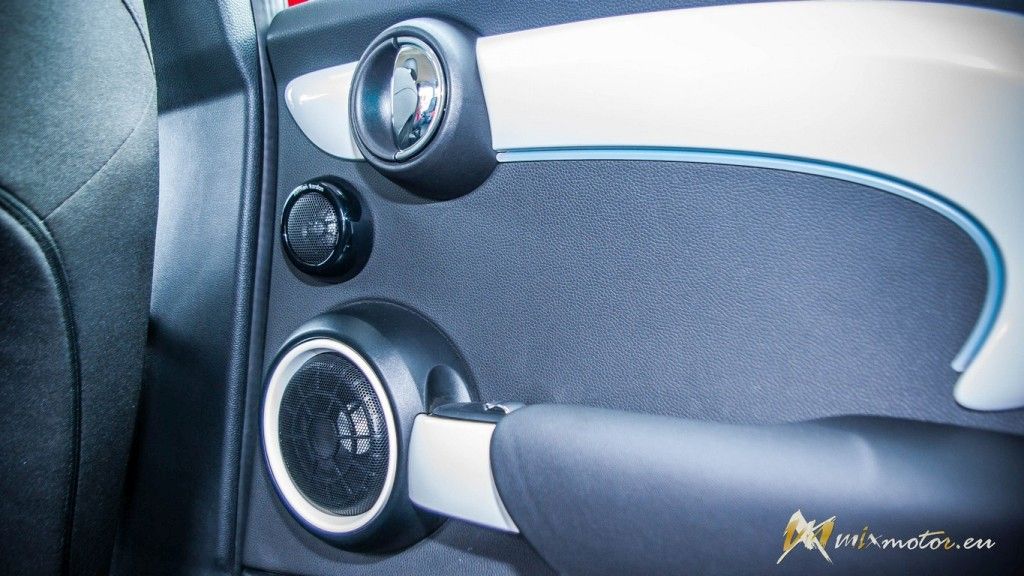 MINI Cooper S interiér interior gauges budíky prístrojovka volant radiaca páka shift stig sedačka seat (15)