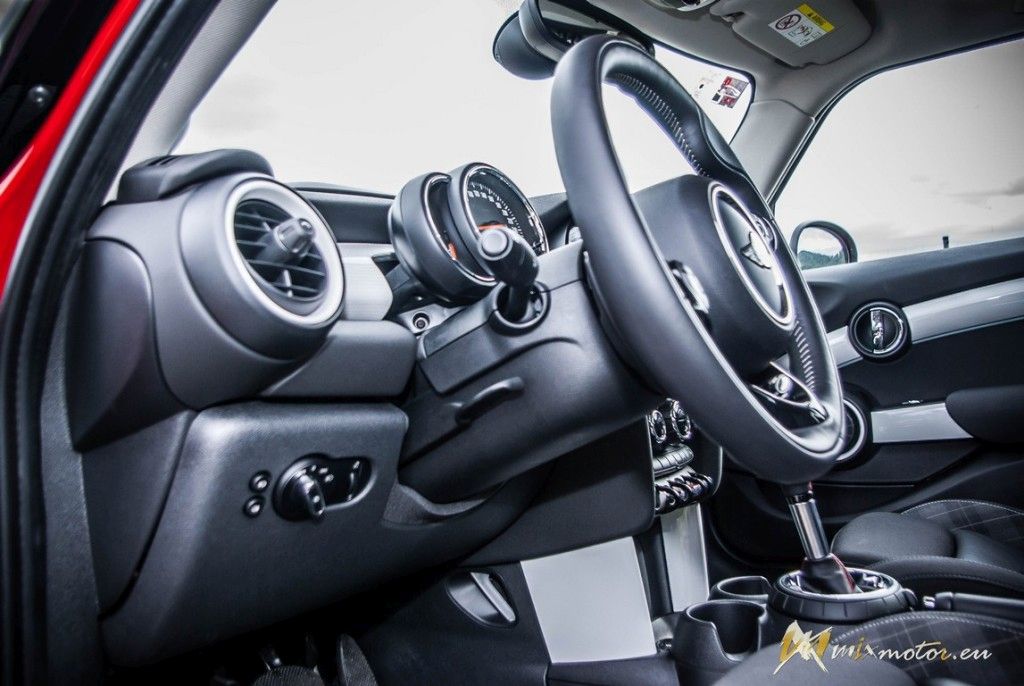 MINI Cooper S interiér interior gauges budíky prístrojovka volant radiaca páka shift stig sedačka seat (17)