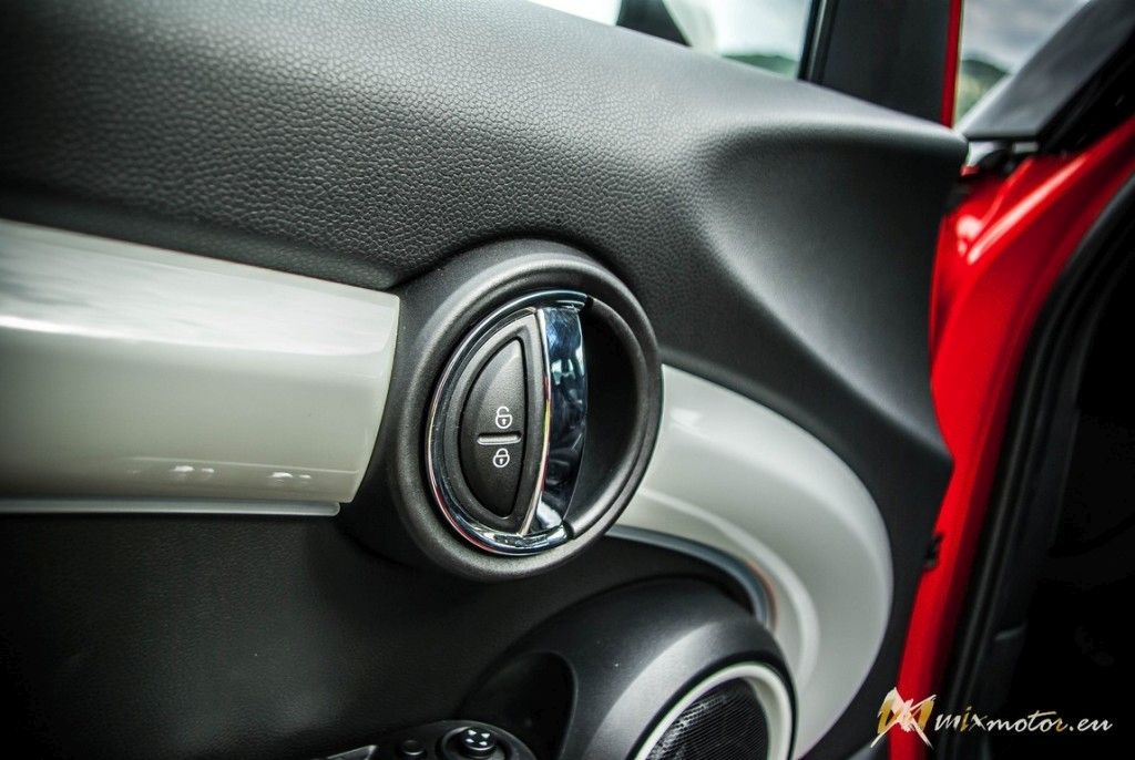 MINI Cooper S interiér interior gauges budíky prístrojovka volant radiaca páka shift stig sedačka seat (19)