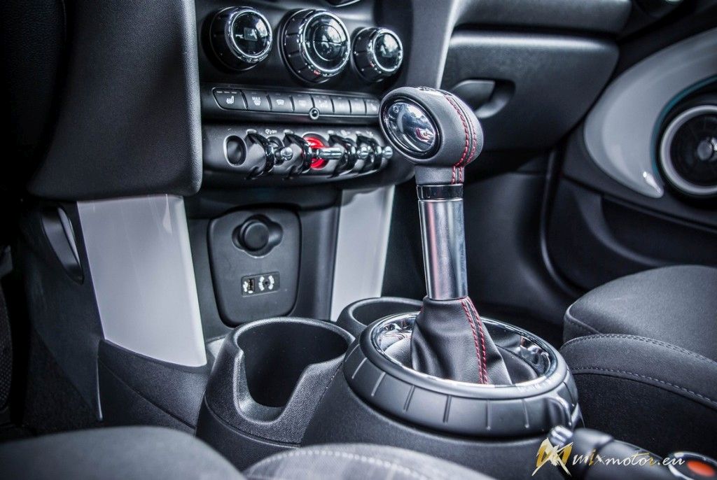 MINI Cooper S interiér interior gauges budíky prístrojovka volant radiaca páka shift stig sedačka seat (2)