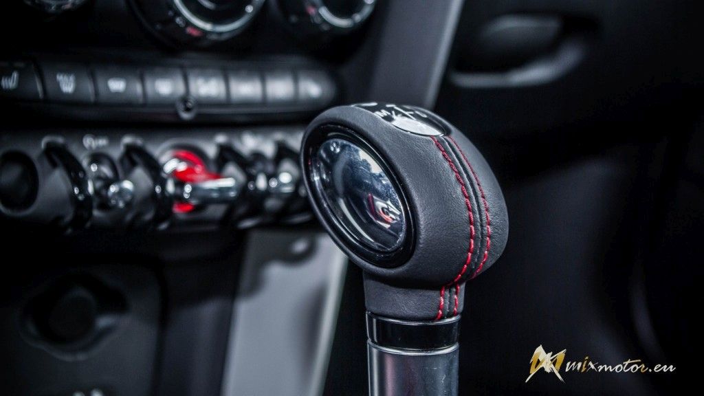 MINI Cooper S interiér interior gauges budíky prístrojovka volant radiaca páka shift stig sedačka seat (3)