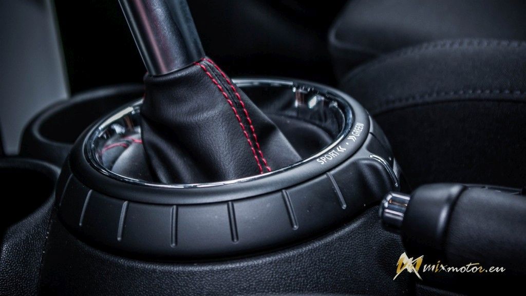 MINI Cooper S interiér interior gauges budíky prístrojovka volant radiaca páka shift stig sedačka seat (4)