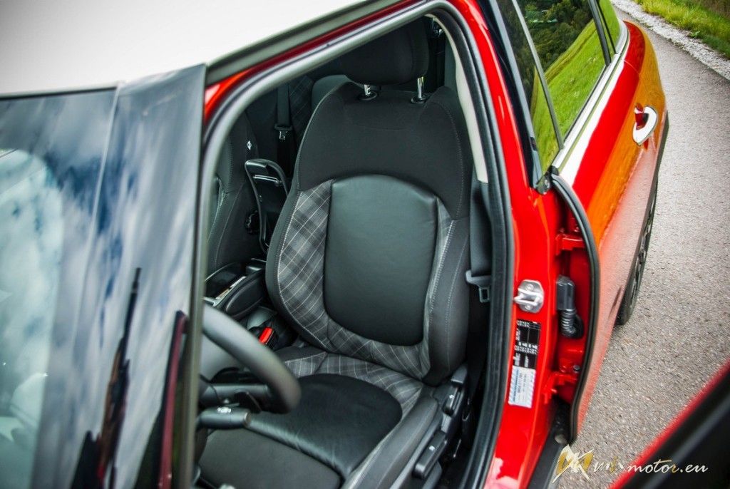 MINI Cooper S interiér interior gauges budíky prístrojovka volant radiaca páka shift stig sedačka seat (7)