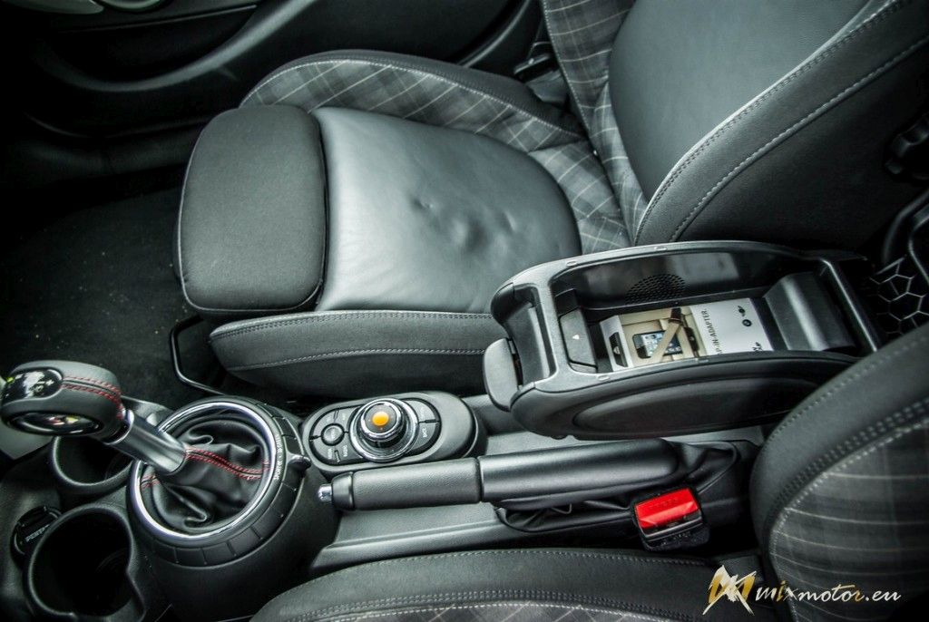 MINI Cooper S interiér interior gauges budíky prístrojovka volant radiaca páka shift stig sedačka seat (8)