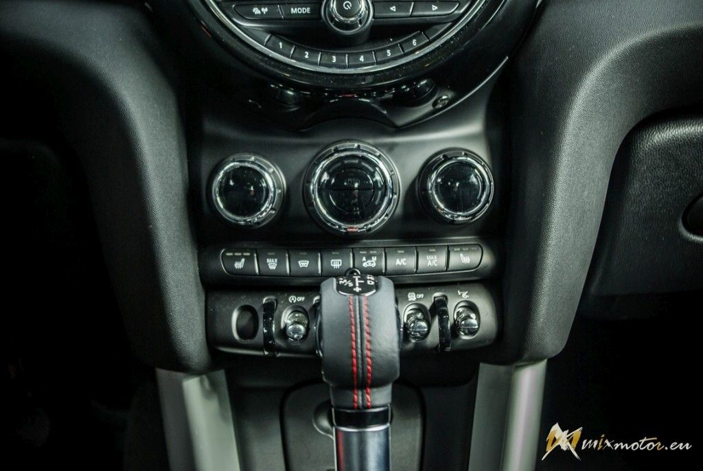 MINI Cooper S interiér interior gauges budíky prístrojovka volant radiaca páka shift stig sedačka seat (9)