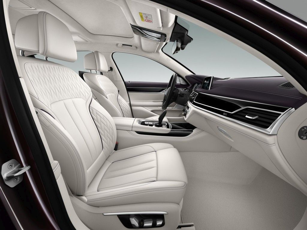 BMW radu 7 7er 7-series M760Li xDrive Excellence G12 interior interiér exterior exteriér sedačky palubovka palubná doska touch 12