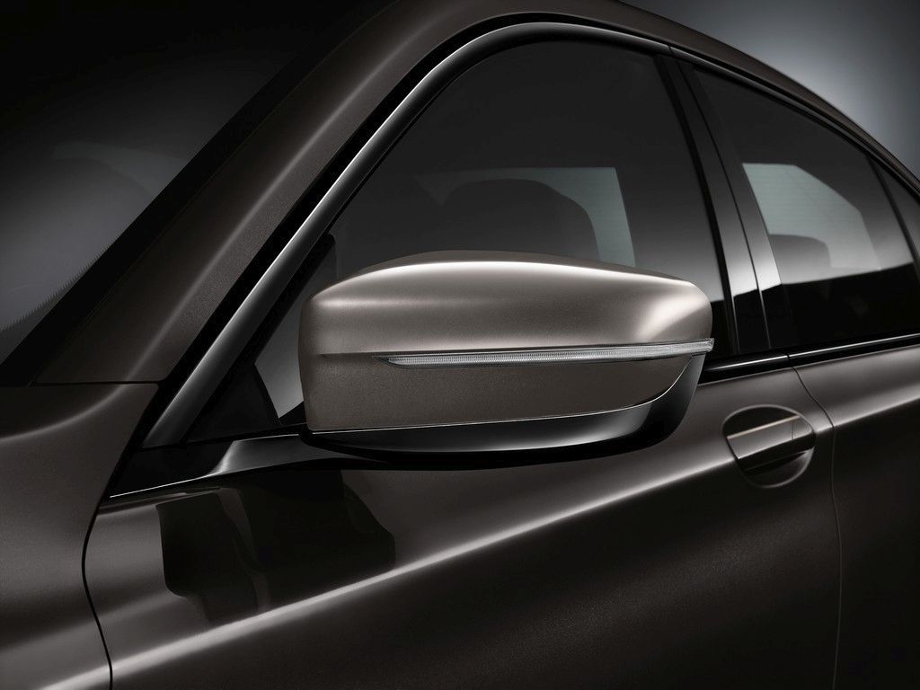 BMW radu 7 7er 7-series M760Li xDrive G12 interior interiér exterior exteriér sedačky palubovka palubná doska touch 00016