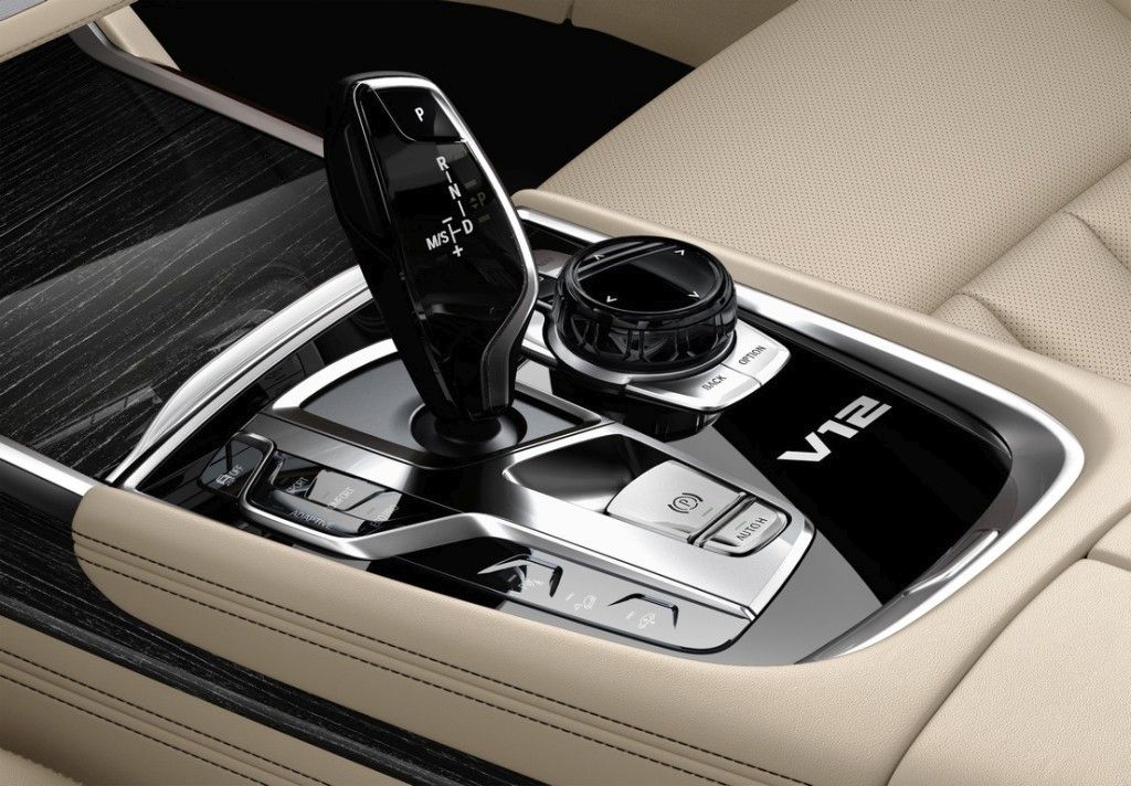 BMW radu 7 7er 7-series M760Li xDrive G12 interior interiér exterior exteriér sedačky palubovka palubná doska touch 00019