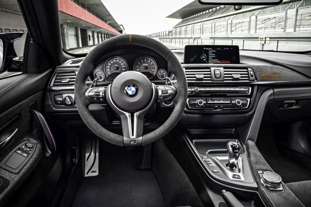 BMW M M4 GTS interior interiér exterior exteriér wing spoiler krídlo elektróny brzdy wheels brakes sedačky seats motorsport 25
