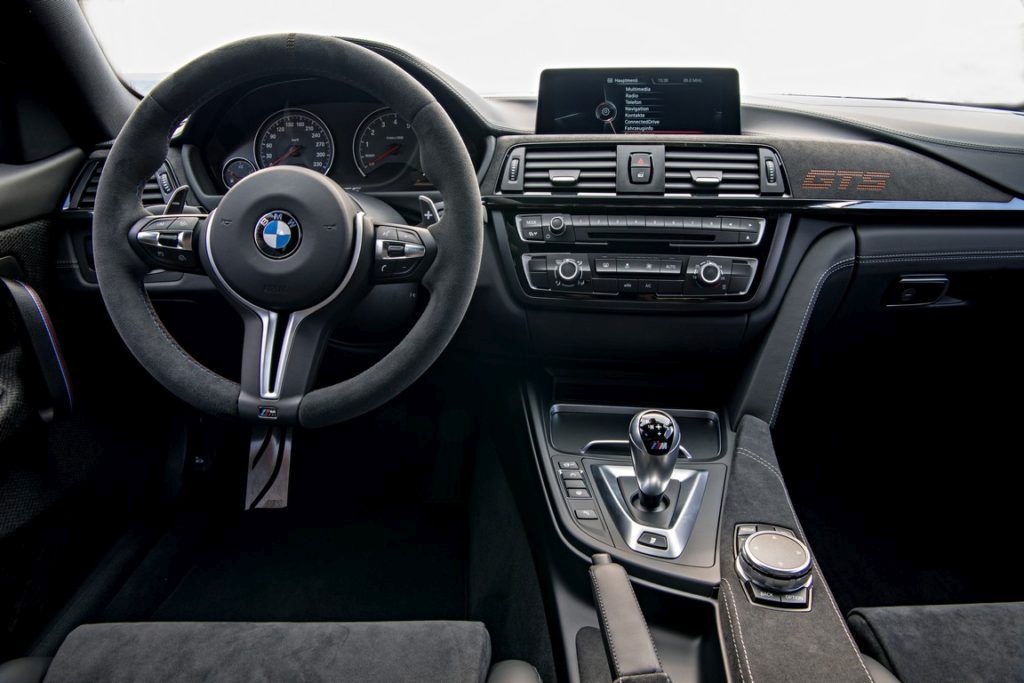 BMW M M4 GTS interior interiér exterior exteriér wing spoiler krídlo elektróny brzdy wheels brakes sedačky seats motorsport 91