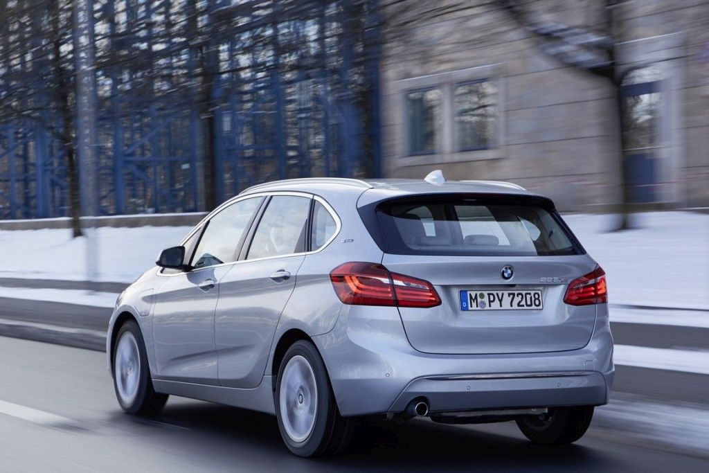 BMW eDrive hybrid electric elektrický pohon i8 i3 40e 330e 740e 225xe CO2 12