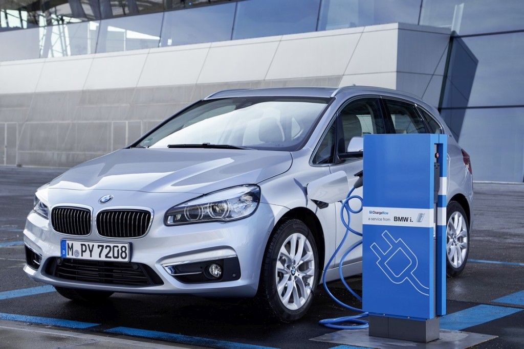 BMW eDrive hybrid electric elektrický pohon i8 i3 40e 330e 740e 225xe CO2 13