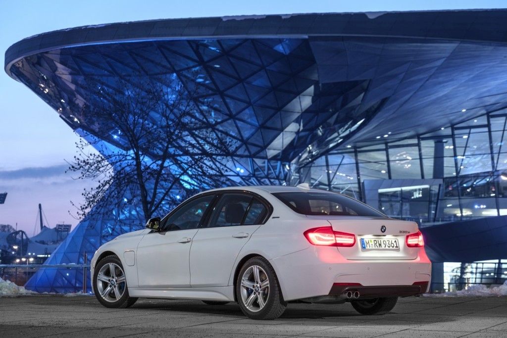BMW eDrive hybrid electric elektrický pohon i8 i3 40e 330e 740e 225xe CO2 15