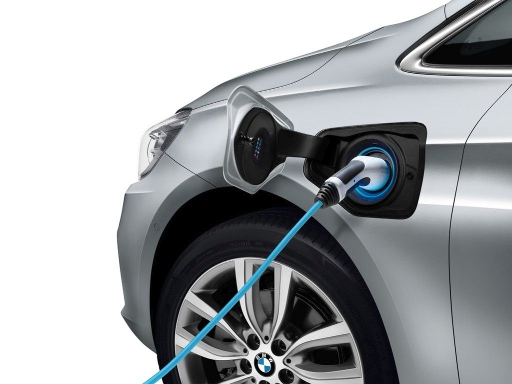 BMW eDrive hybrid electric elektrický pohon i8 i3 40e 330e 740e 225xe CO2 23