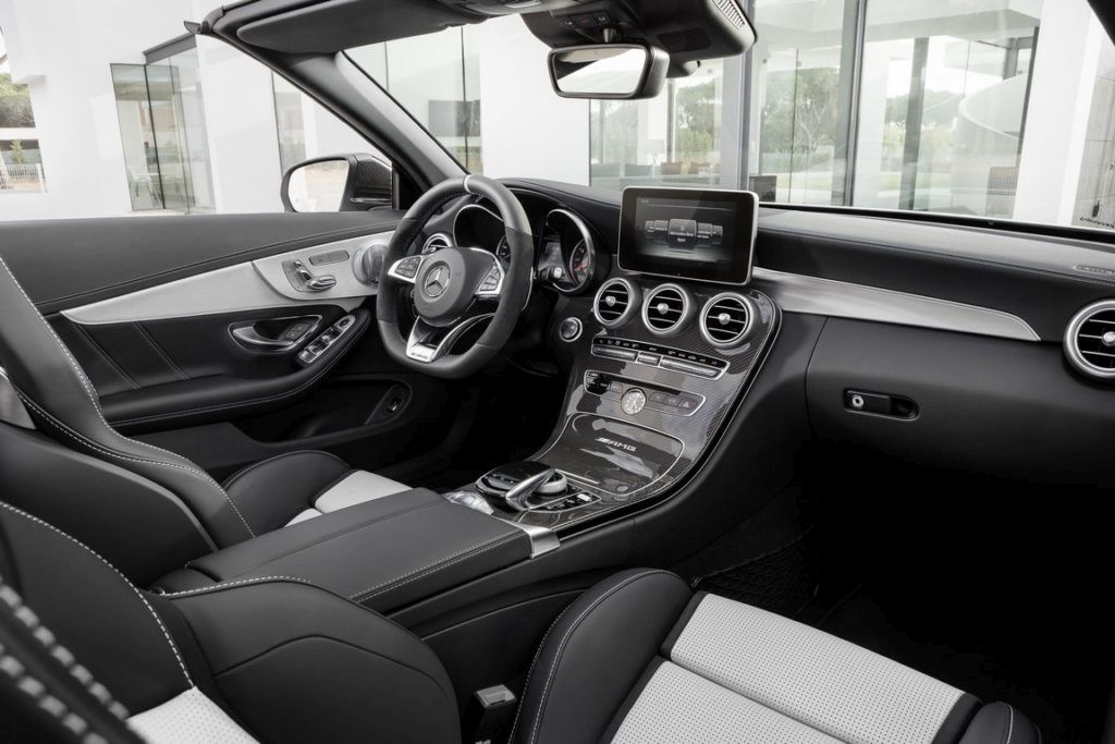 Mercedes-AMG C 63 S Cabriolet (A205) 2016; Exterieur: designo diamantweiß bright; Interieur: AMG Leder Nappa platinweiß pearl/schwarz; Kraftstoffverbrauch kombiniert (l/100 km): 8,9, CO2-Emissionen kombiniert (g/km): 208