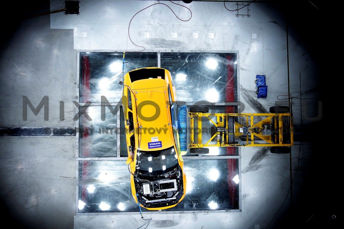 New Volvo V90 Cross Country Crash Test - Side Impact Collision